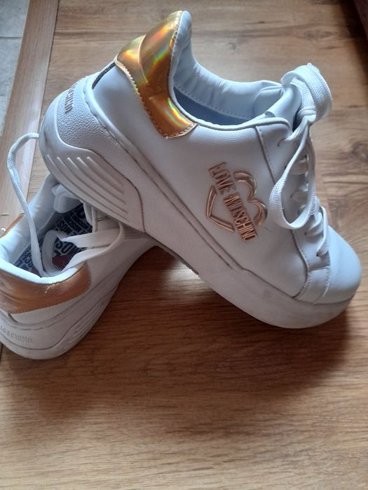 Продавам три чифта обувки втора употреба в комплект