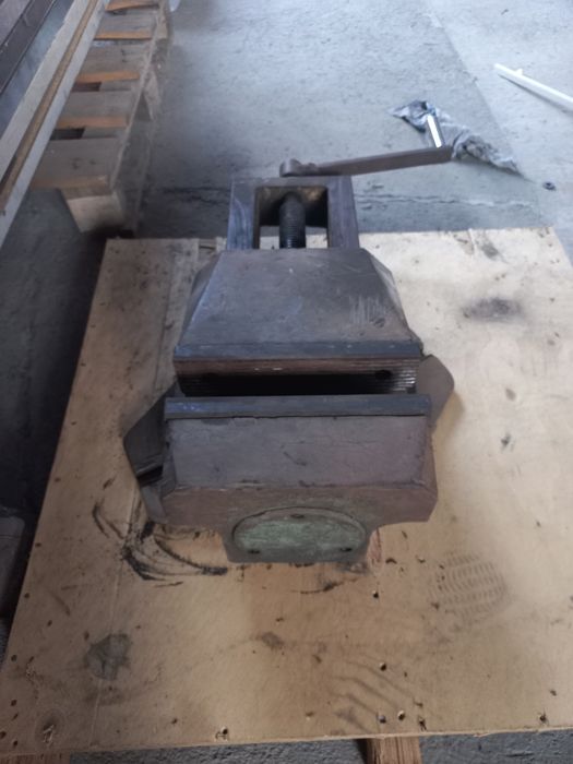 Тиски поворотные слесарные.