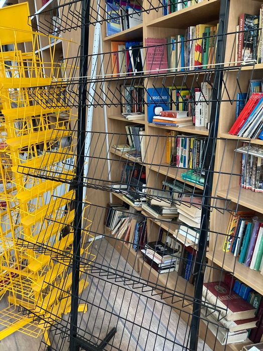 Оборудване за книжарница, магазин, пирамиди, метални стелажи-различни.