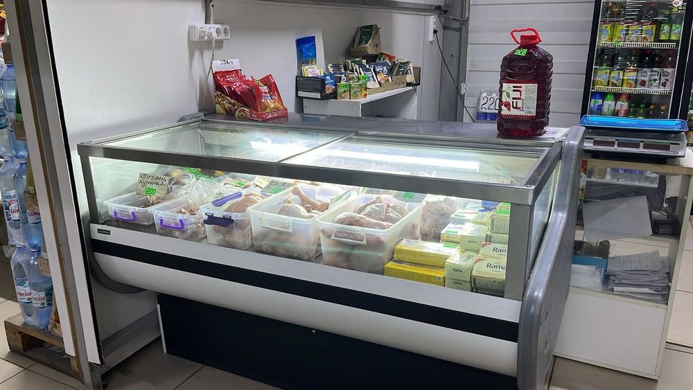 Холодильник ветринный,морозит