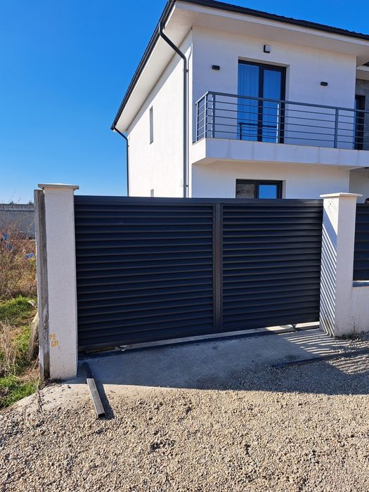 Construim la comanda dvs. garduri si porti din:
- panouri stil jaluzea