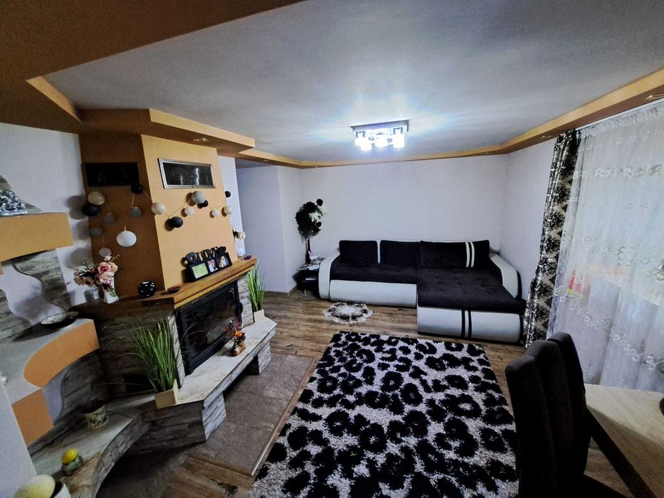 Vand două case in aceeasi curte - Zona Centrala- Pojorâta