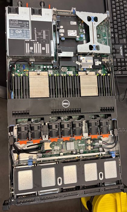 Server Dell R620 2 x E5-2660 V2 2.20GHZ 20 core 40 threads 64 GB RAM 5 x 450 GB SAS10K HGST