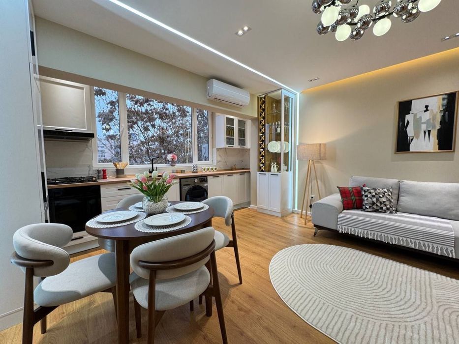 Ойбек метро 2х ком-я сдаётся люкс квартира на долгий срок.