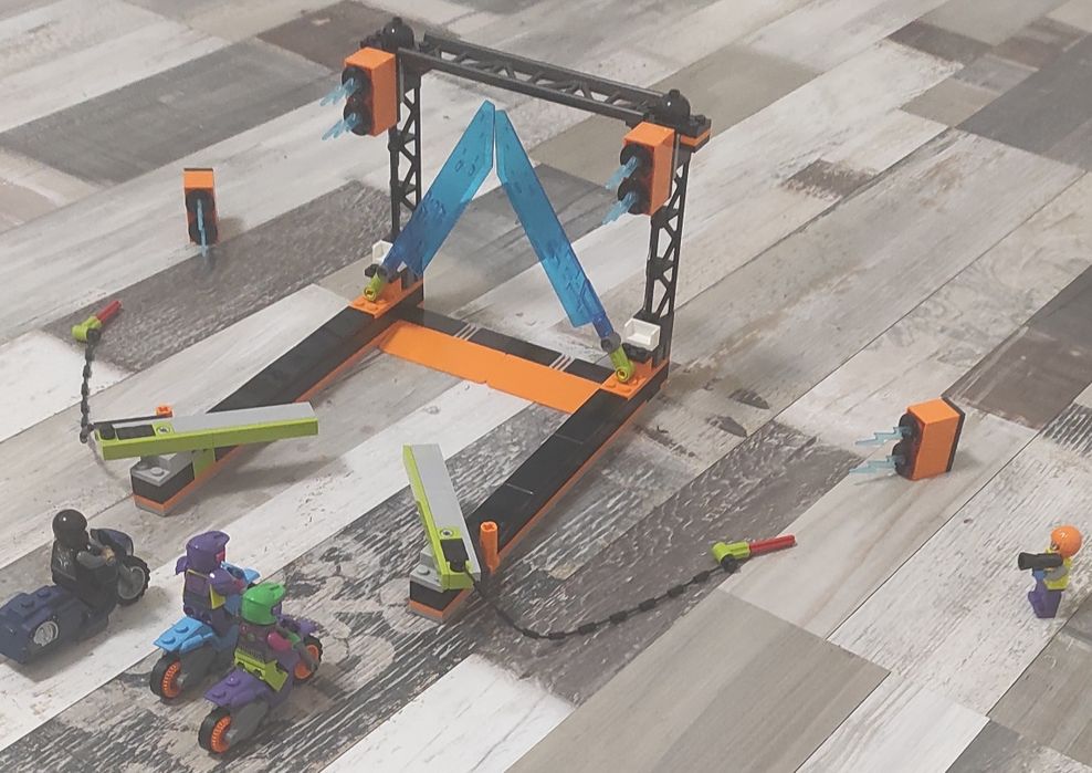 Лего писта с трима мотористи !