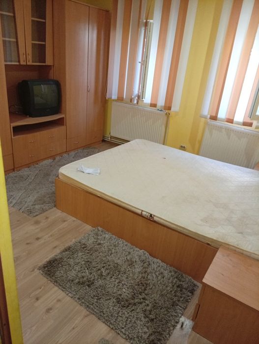 Închiriez  doua garsoniere