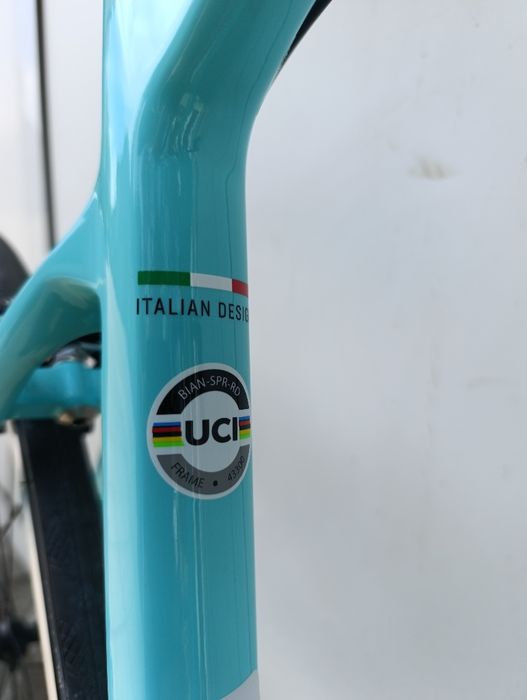 Карбонов шосеен велосипед Bianchi Sprint 105