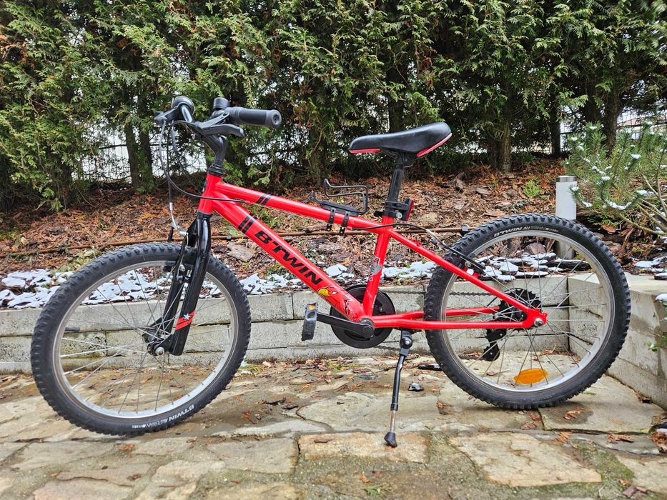 Червено колело B'twin с поставка за шише и стъпенка