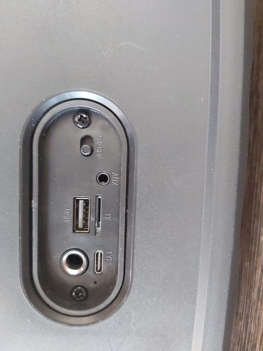 Vând boxa portabila cu lumini RGB  la cutie nouă