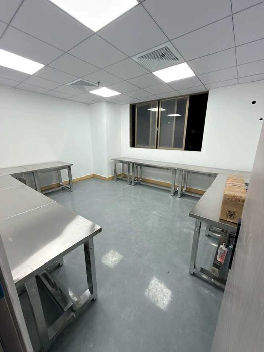 Професионална работна маса от неръждаема стомана – усилена сглобяема конструкция и голяма носимоспособност