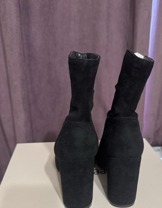 Черни велурени боти