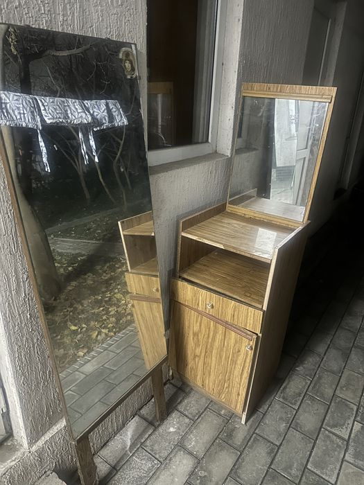 Тумбочка и зеркало