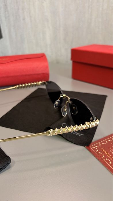 Clash de Cartier тип “cat-eye”
