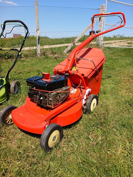 Masina de tuns iarba cu tractiune