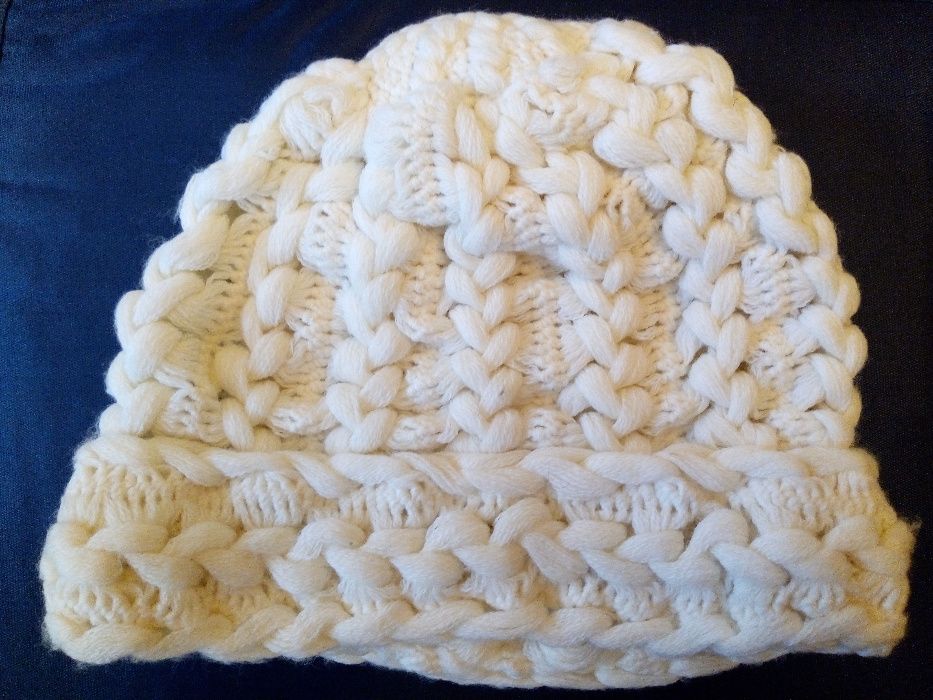 Зимна шапка и шал ръчно плетени нови