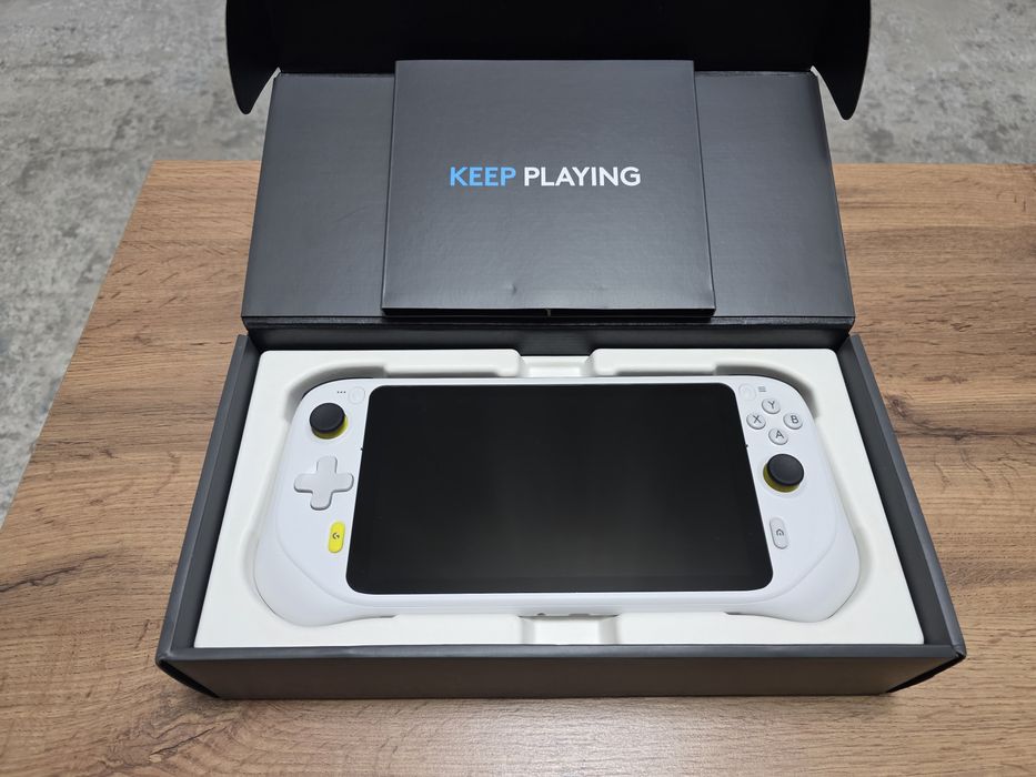 Продам Logitech G Cloud - приставка для облачного гейминга