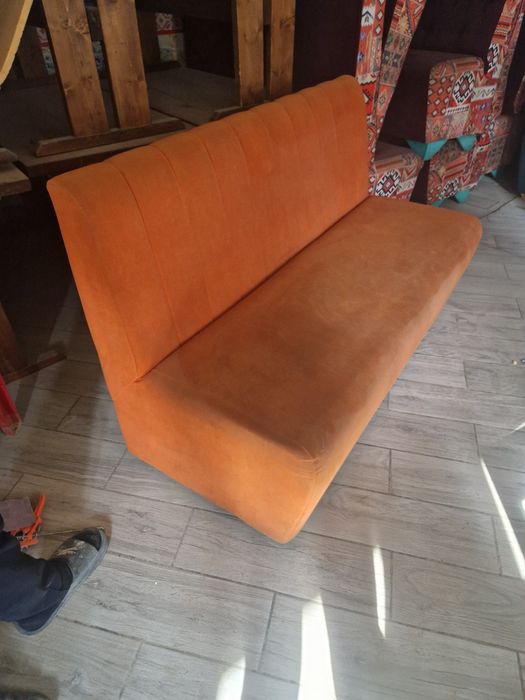 Продам б/у диваны для кафе