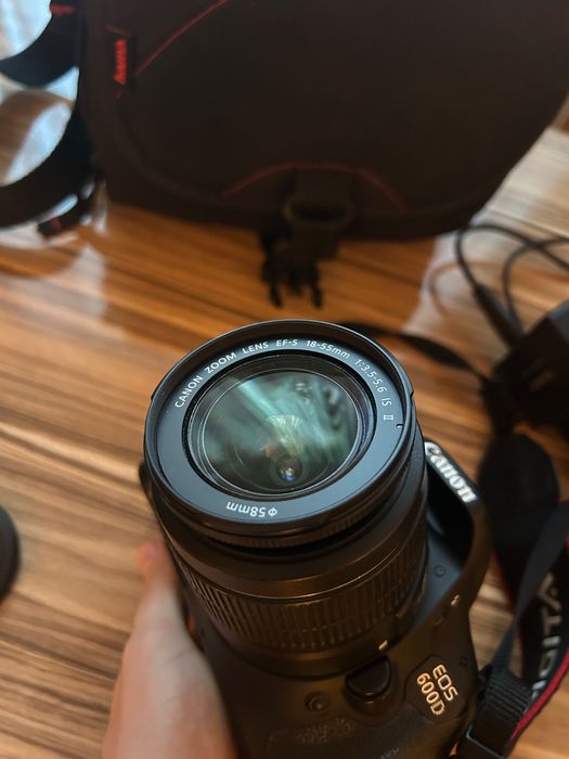 Canon 600D + obiectiv 18-55mm