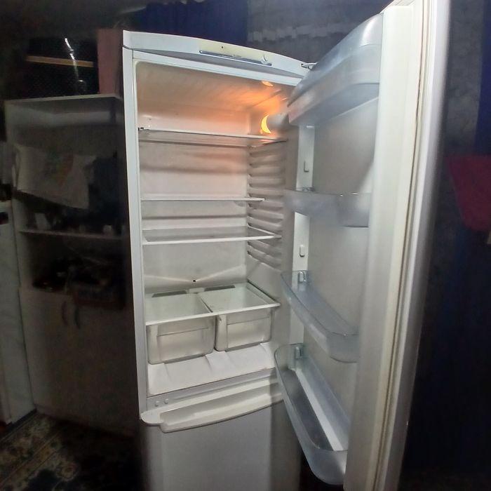 Холодильник Indesit 2 м