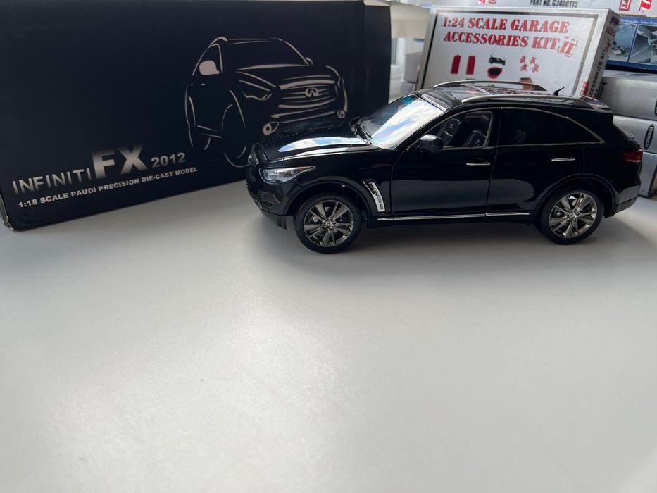 1:18 Infiniti FX50S, 2012 black.