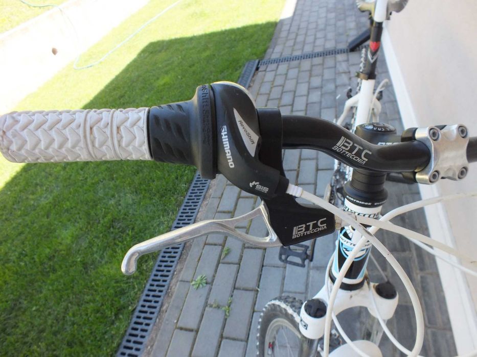 Bicicleta de dama BOTTECCHIA, 21 de viteze, roti 26x1,95, cadru de aluminiu, schimbatoare Shimano