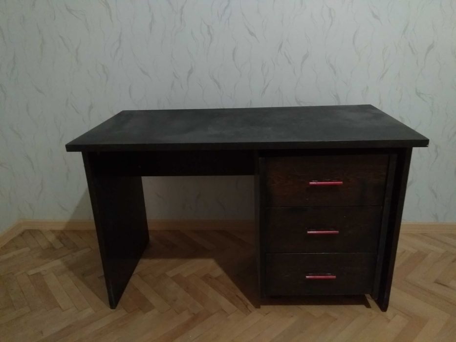 Офис бюра с чекмеджета