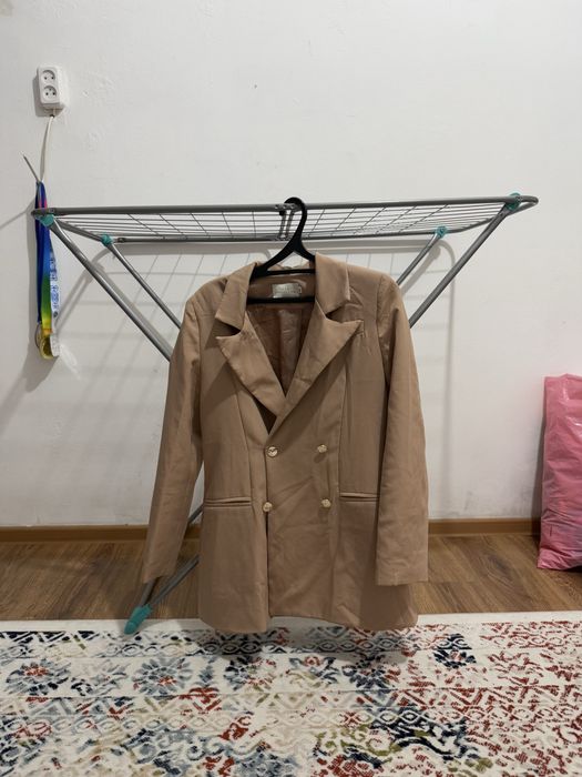 Отдам даром пиджак и кросы