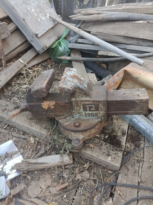 Продам тиски (большие) советские