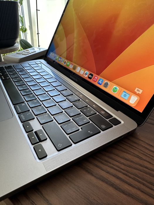 MacBook Pro 13” 2020 / i5 / 16GB / 512GB SSD / Touch Bar – перфектен