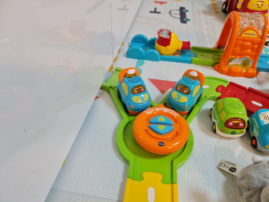 Огромен комплект интерактивни писти и 1 количка Vtech Toot-Toot Drivers