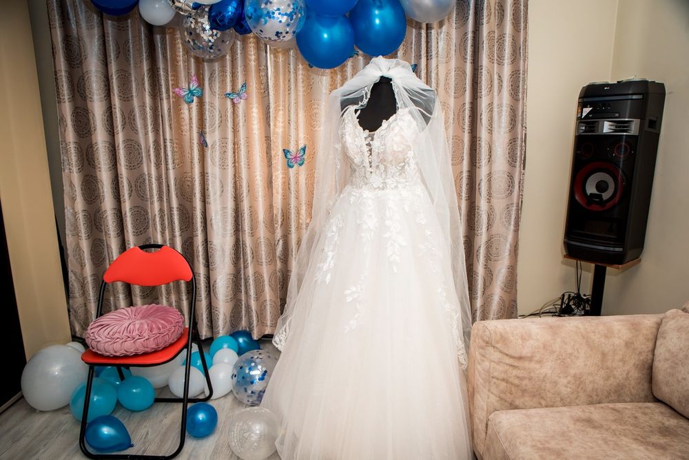 Vand rochie de mireasă.