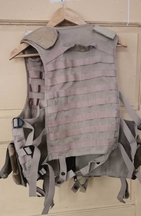 Vând vestă camuflaj desert