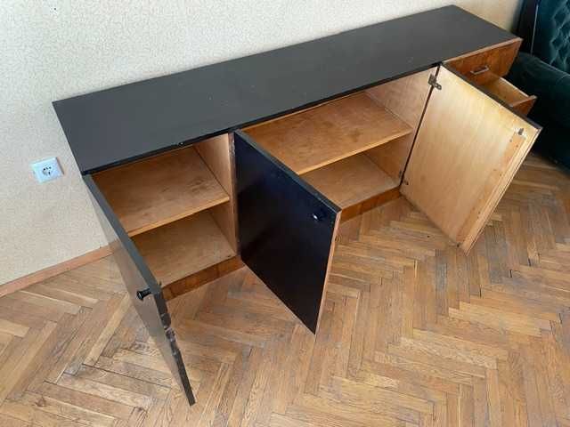Комплект мебели (секция, масичка за кафе, шкафче) от орехово дърво