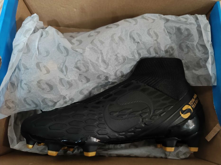Нови  футболни обувки/бутонки 39