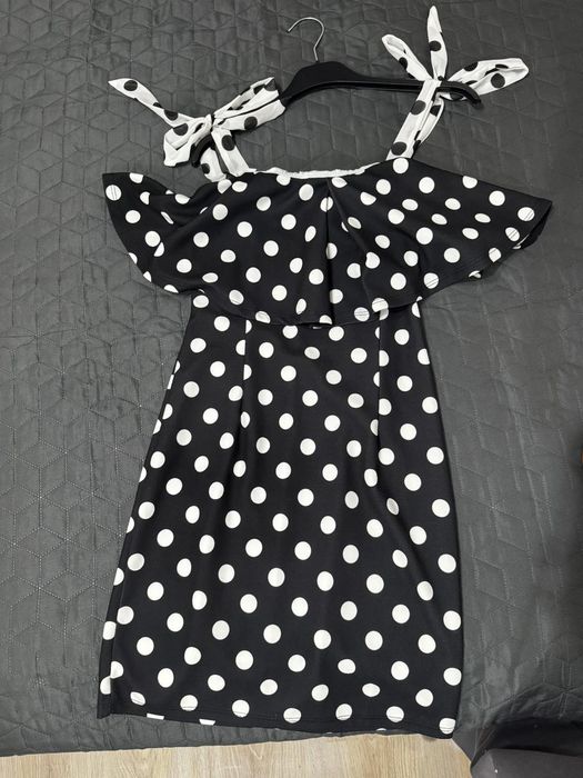 Черна рокля с панделки