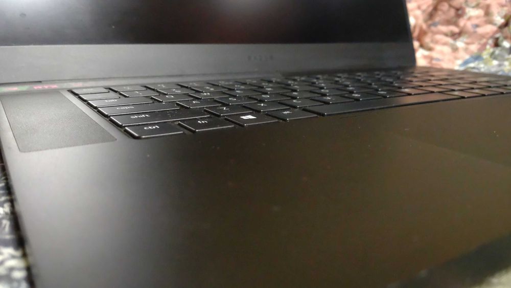 Razer Blade 15 - i7 9750H | RTX 2080 Max Q 8GB vRAM | 32GB DDR4 | 512GB SSD | 240HZ FHD 15.6"
