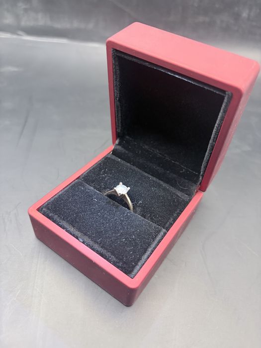 Кольцо с бриллиантом 0.7 карат