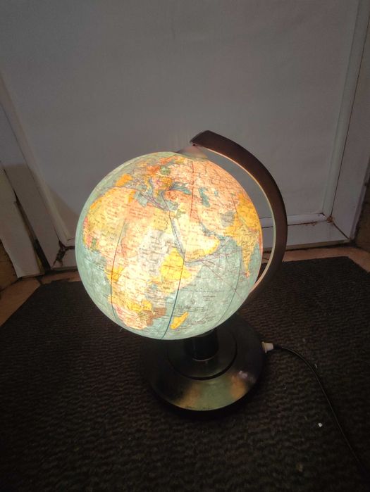 Glob geopolitic luminos anii 90