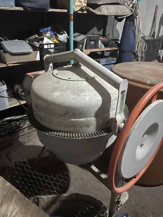 Masina de facut beton betoniera marca altele cu capacitate 200 litri