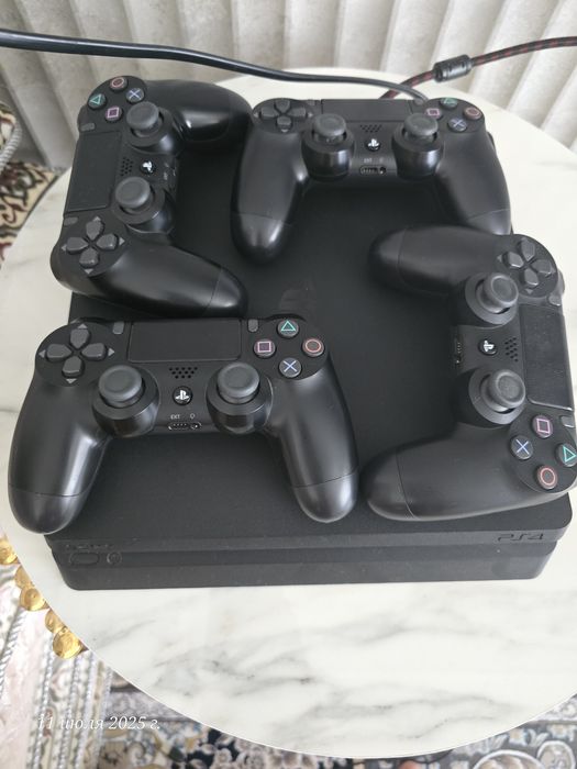 Playstation 4slim 1TB +4джоистика 22игры
