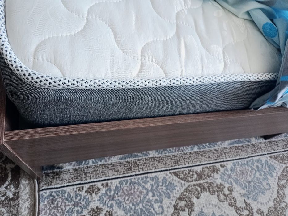 Кровать с матрасом