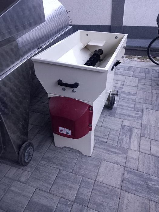 Zdrobitor cu desciorchinator electric