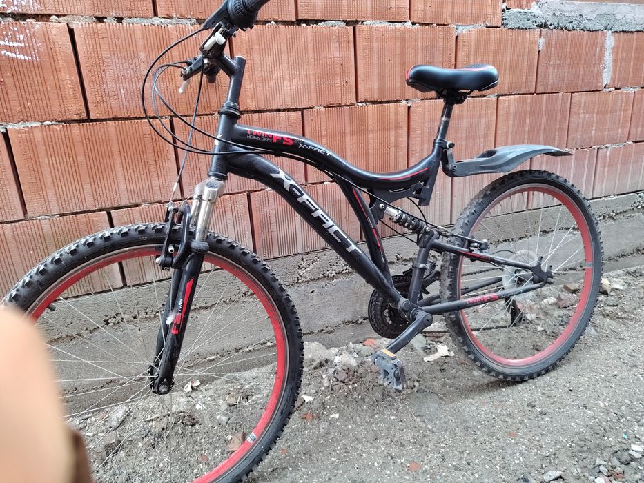 Vând bicicleta cu suspensii  aproape că noua