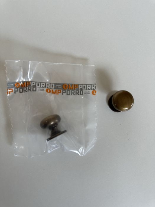Buntoni din bronz pentru mobila, fabricat in Italia.