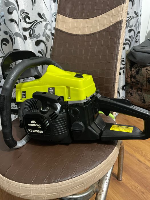 Vând Mesterino Drujba pe benzina MESTERINO TOOLS NT-CS5200 · motor in 2 timpi, 52cc, 3 CP, lama de 18 inch, lant .325 nouă folosită doar în grădină