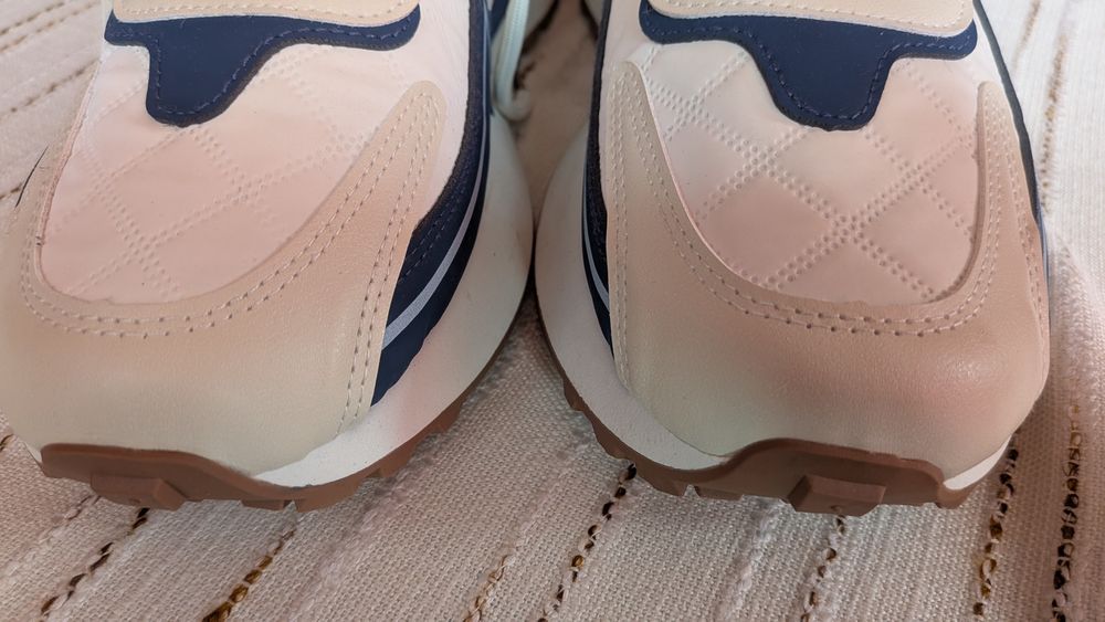 Vând adidași foarte frumosi