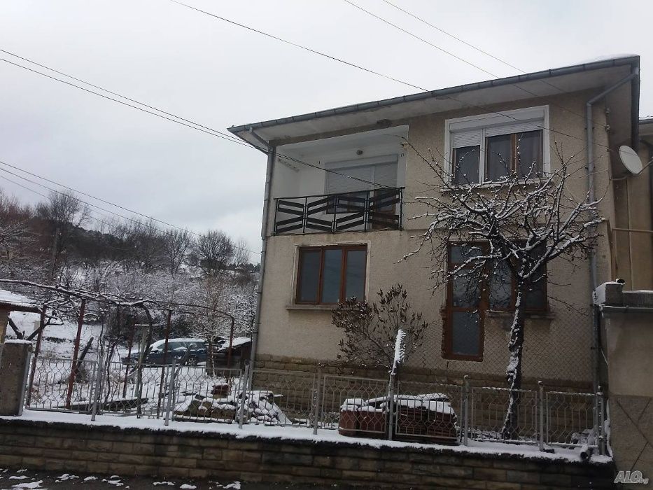 Самостоятелна масивна къща