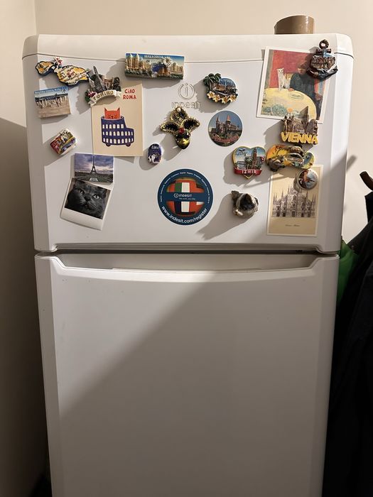 Frigider Indesit cu 2 uși, stare impecabilă, foarte curat