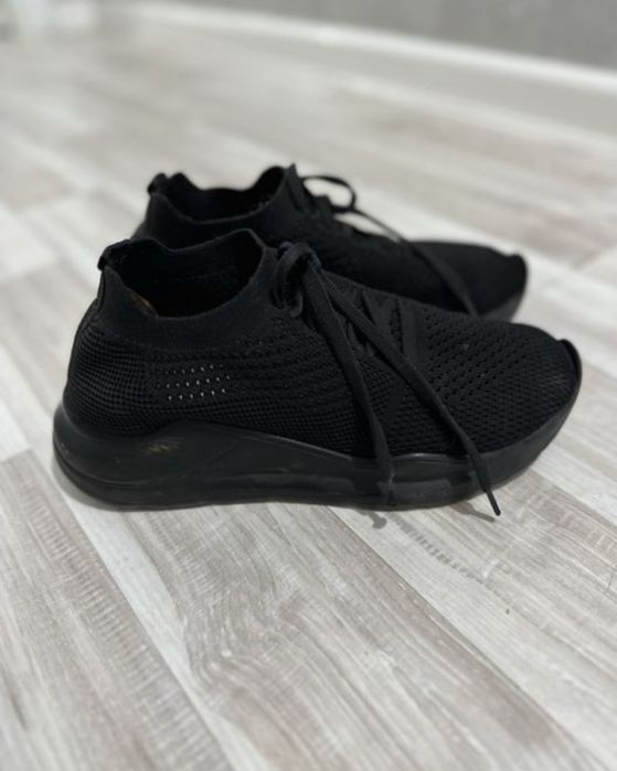 Кроссовки JORDAN 5000 тг. и др.