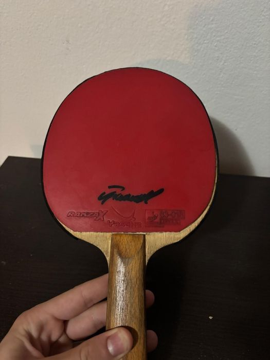 Vand paleta semnata de o fosta jucatoare de ping pong